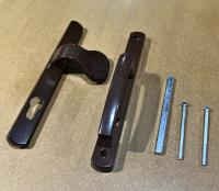 26.85.8017PT Пара ручек с ухватом на длинной планке межосевое 85 мм. RAL8017. Коричневый