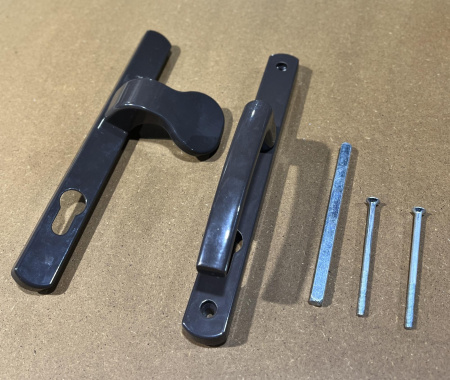 26.85.8019PT Пара ручек с ухватом на длинной планке межосевое 85 мм. RAL8019. Коричневый