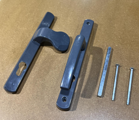 26.85.7024PT Пара ручек с ухватом на длинной планке межосевое 85 мм. RAL7024. Графит