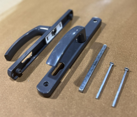 26.85.7024 Пара ручек на длинной планке межосевое 85 мм. RAL7024. Графит