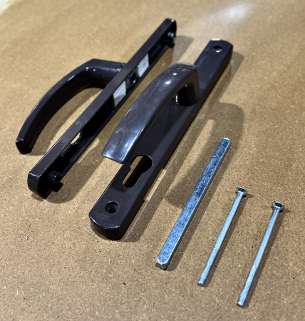 26.85.8019 Пара ручек на длинной планке межосевое 85 мм. RAL8019 Коричневый